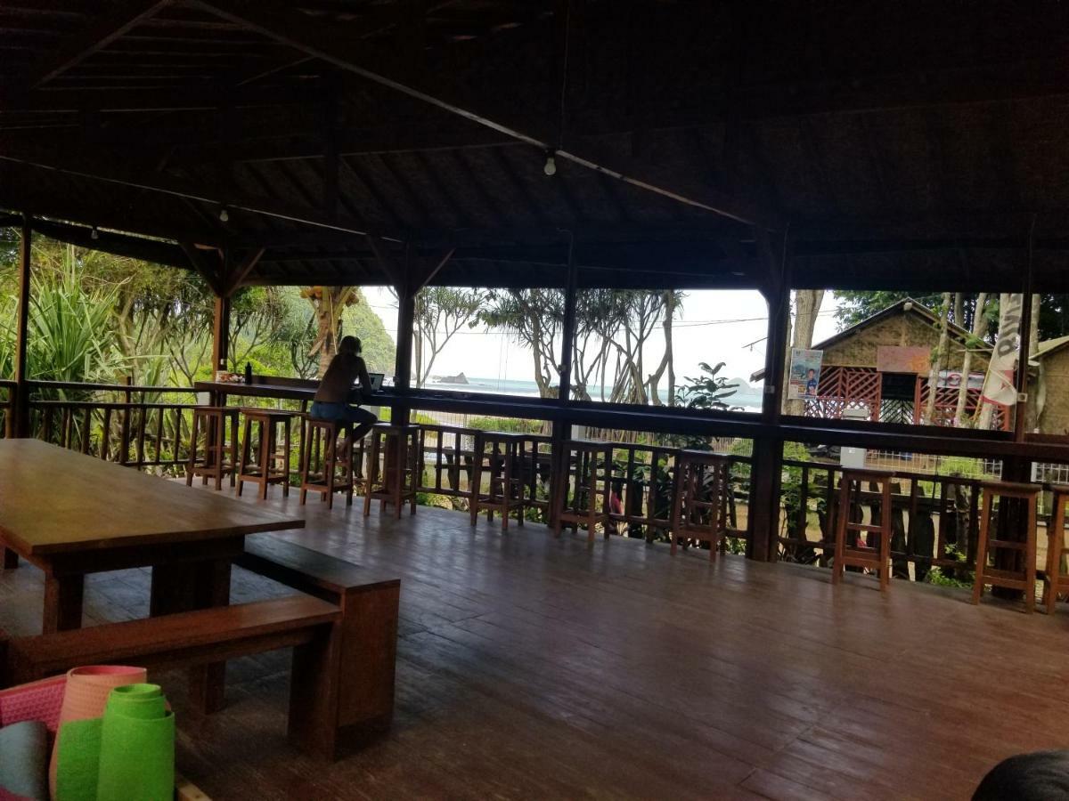 Mojosurf Camp Red Island Hotell Pasanggaran Eksteriør bilde